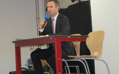 Nico Steinbach, MdL im Dialog  mit Schülerinnen und Schülern zum 09. November