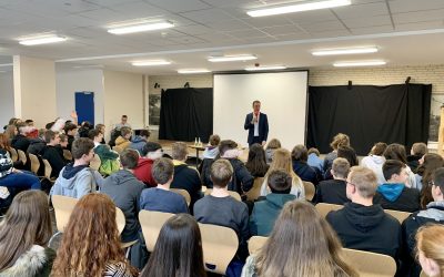 Nico Steinbach, MdL im Dialog mit Schülerinnen und Schülern zum 09. November