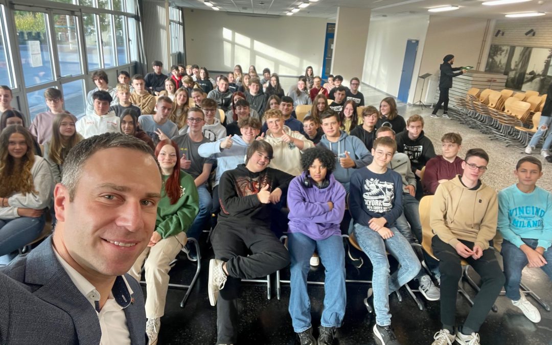 Nico Steinbach, MdL im Dialog mit Schüler:innen zum 09. November