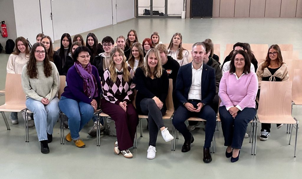 Das aktuelle Bild hat keinen Alternativtext. Der Dateiname ist: NicoSteinbach_Schulbesuchstag2025_KLR-PruemcSandra-Jacobs-KRR.jpeg