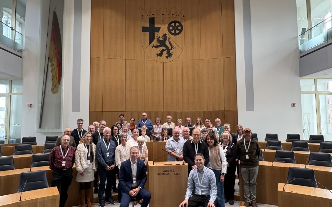 Bürgerinnen und Bürger aus Ehlenz informieren sich über die parlamentarische Arbeit im Landtag RLP